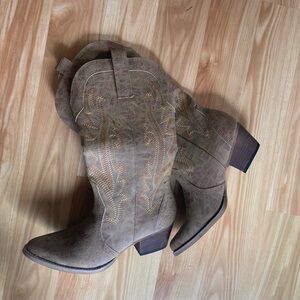 Rollda Tan Cowgirl Boots Women Size 10 Western Embroidered Snip Toe NIB